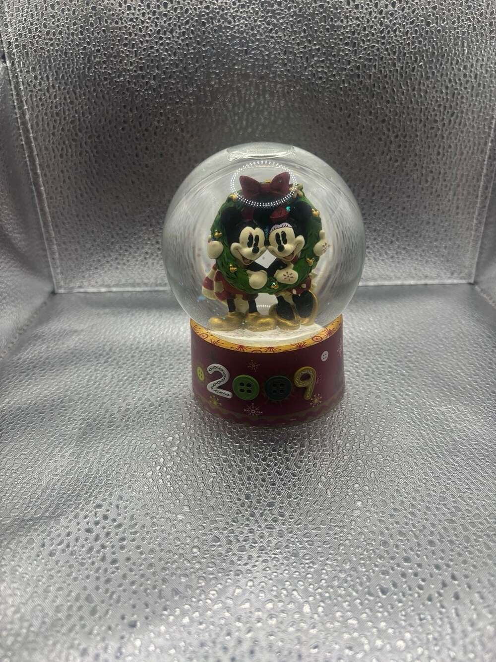 Disney Mickey And Minnie Mouse 2009 Christmas Wreath Snow Globe